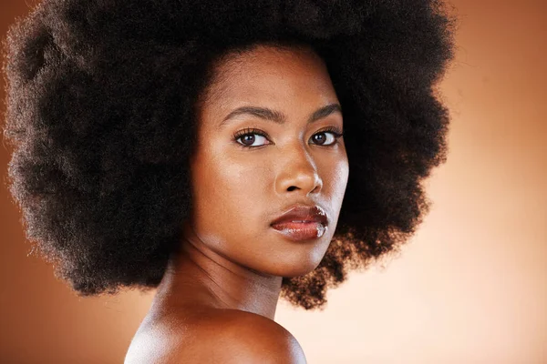 Piękny Portret Czarnej Kobiety Pielęgnacją Skóry Pielęgnacją Włosów Naturalnym Makijażem — Zdjęcie stockowe