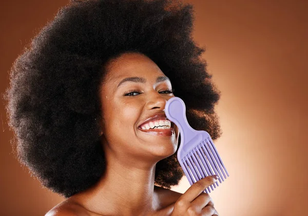 Capelli Ricci Pettine Bellezza Donna Nera Acconciatura Afro Cosmetici Parrucchiere — Foto Stock