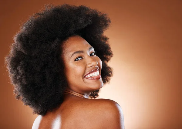 スキンケア スタジオの背景を振り返る笑顔とアフロを持つ幸せな黒人女性 健康と若者 ボディケア 健康的な輝く肌と幸せなグルーミングライフスタイルを持つ女性 — ストック写真
