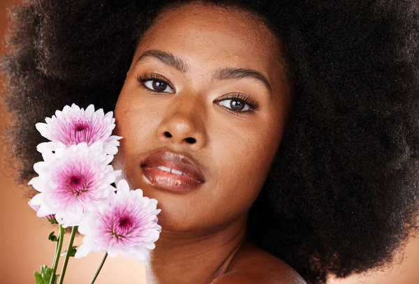 Flor Cuidado Piel Cabello Natural Mujer Negra Retrato Estudio Para — Foto de Stock