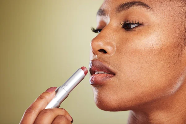 Läppstift Svart Kvinna Och Hudvård För Välbefinnande Kosmetika Släta Läppar — Stockfoto