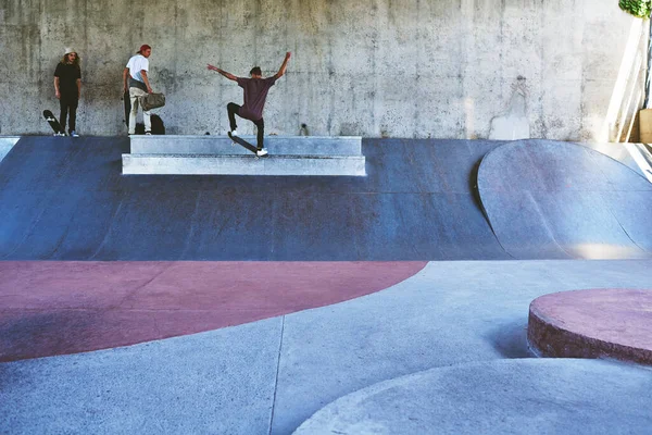Viver Limite Jovem Fazendo Truques Seu Skate Skatepark — Fotografia de Stock