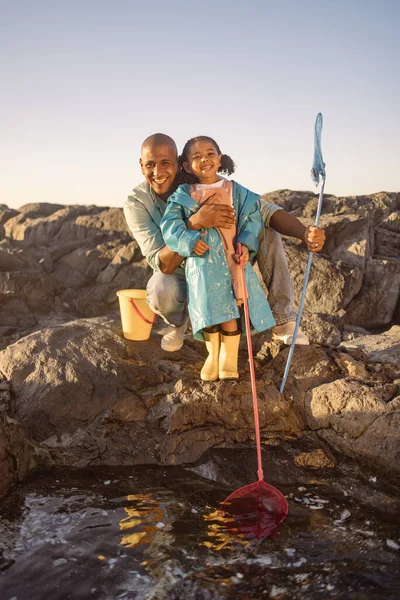Baba Kız Yaz Tatilinde Plaj Okyanus Deniz Taşı Havuzlarında Plastik — Stok fotoğraf