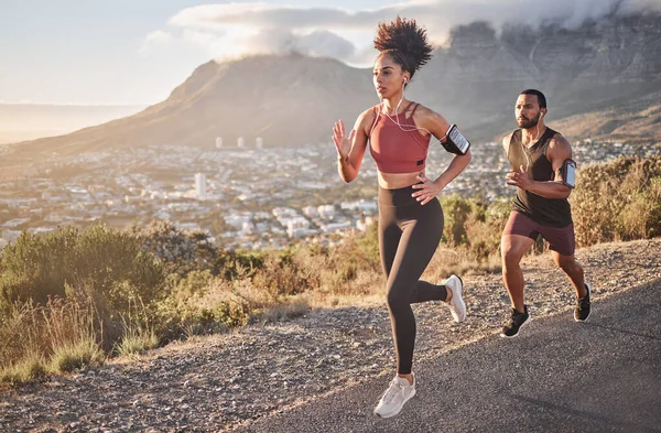 运动和在山上跑步夫妇进行有氧运动 训练和精力充沛 健康的生活方式和强健的身体 自然和跑步男子 女子和运动员在山上的行动 — 图库照片
