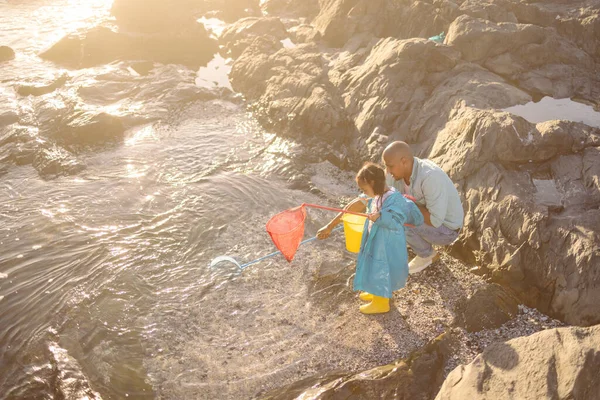 Pai Criança Rede Pesca Praia Oceano Mar Para Aprendizagem Desenvolvimento — Fotografia de Stock