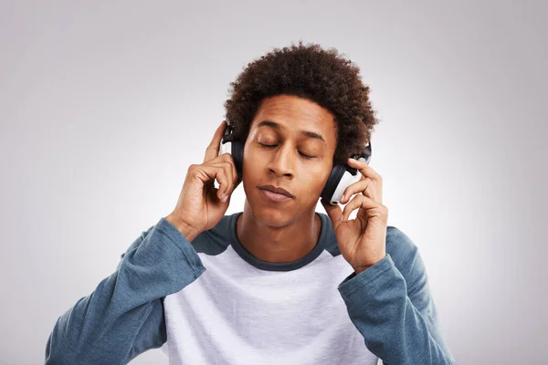 Müziğin Etkisi Altında Kulaklıkla Müzik Dinleyen Genç Bir Adamın Gri — Stok fotoğraf