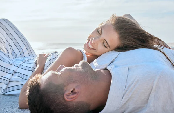 幸せなカップルは一緒に休日にポルトガルの日差しの中でビーチでリラックスし 笑顔と夏の愛を持つ女性 結婚の幸福 海辺の日付で屋外の海の休暇とガールフレンドは男の胸に横たわって — ストック写真