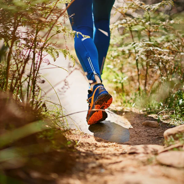 Seguir Rasto Homem Pernas Como Ele Correndo Longo Uma Trilha — Fotografia de Stock