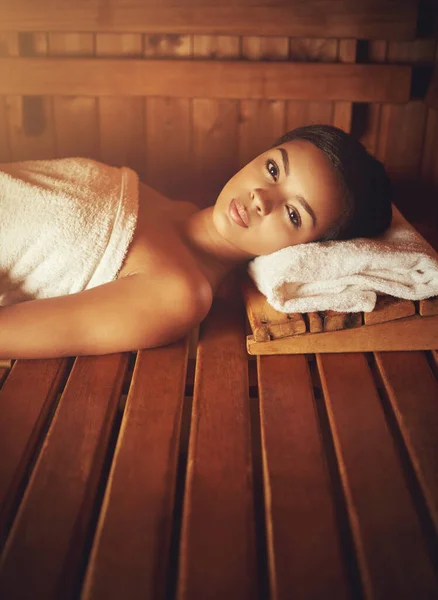 Wellness Relaks Portret Młodej Kobiety Relaksującej Się Saunie Spa — Zdjęcie stockowe