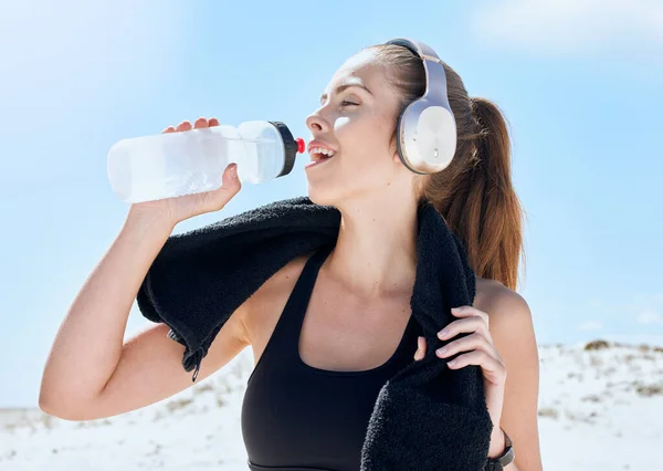 Plaj Egzersiz Kulaklıkla Içme Suyu Egzersiz Spor Antrenman Molası Için — Stok fotoğraf