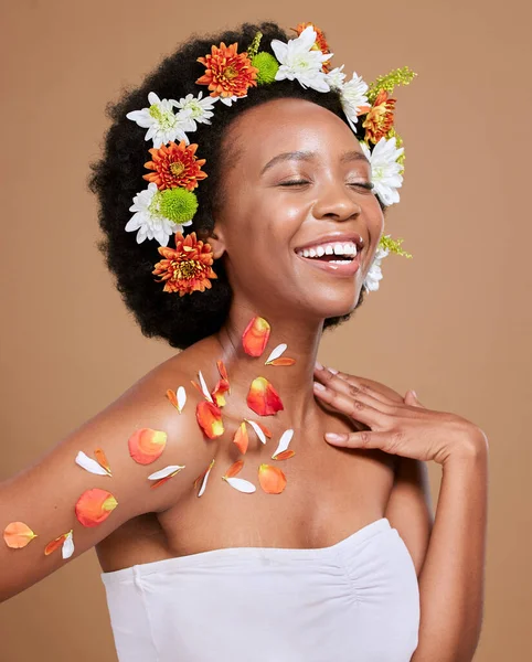 Mujer Negra Feliz Flores Estudio Para Bienestar Mimos Productos Naturaleza — Foto de Stock