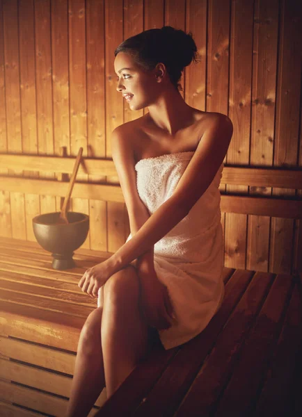 Não Cuidado Mundo Uma Jovem Mulher Relaxando Sauna Spa — Fotografia de Stock