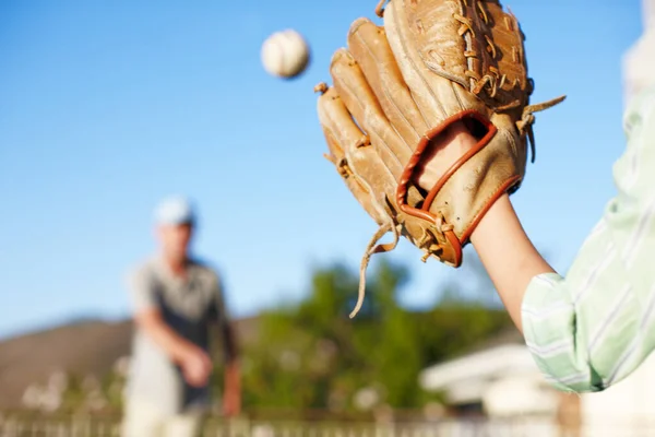 Thats One Mitt Father Son Throwing Baseball Outdoors Yard — Stock Photo, Image