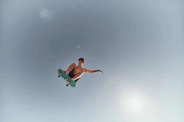 Скейтборд Людина Небо Фон Повітря Дії Екстремальні Види Спорту Літні — стокове фото