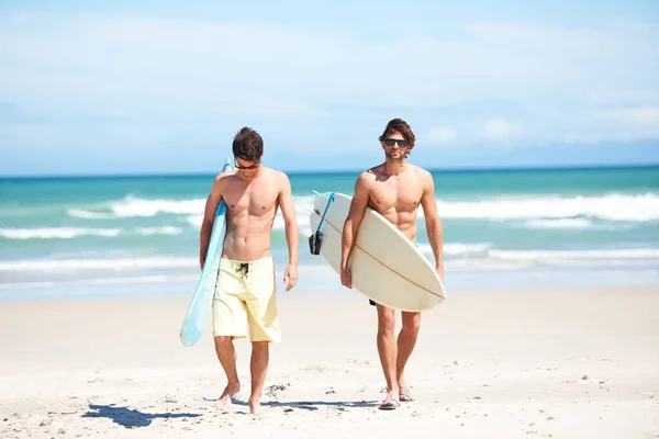 Zmierzam Wody Dwóch Przyjaciół Plaży Przygotowuje Się Wejścia Wody Surfing — Zdjęcie stockowe