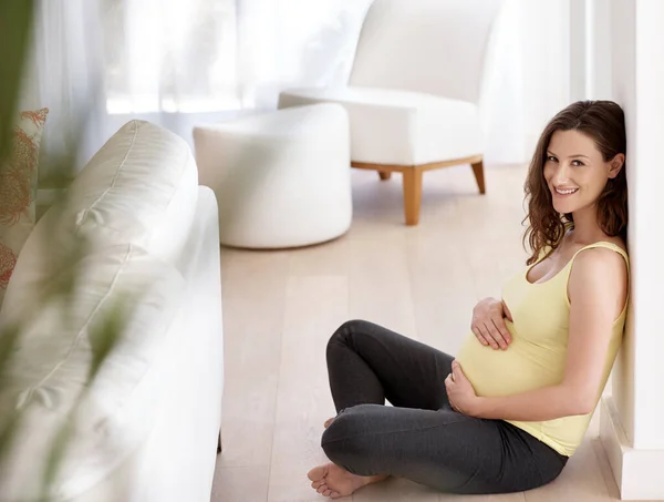 Geluk Onderweg Een Jonge Zwangere Vrouw Zittend Vloer Van Haar — Stockfoto