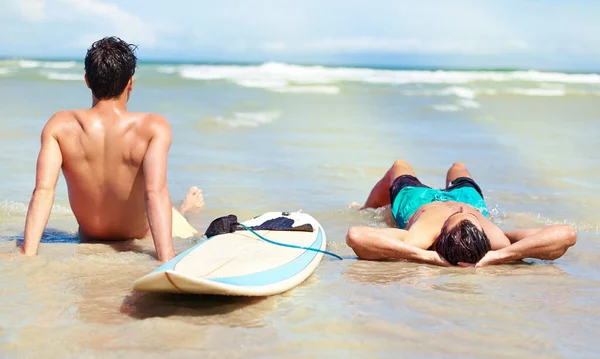 Qué Gran Oleaje Dos Surfistas Masculinos Tumbados Playa Con Una — Foto de Stock
