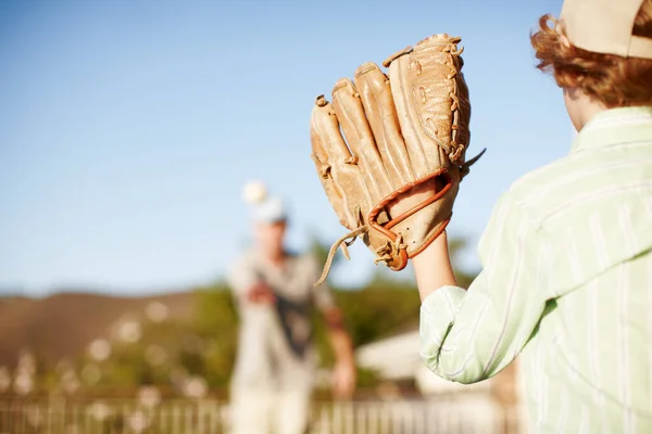 Gramy Piłkę Podwórku Ojciec Syn Rzucający Baseball Podwórku — Zdjęcie stockowe