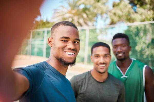 Sport Selfie Glimlach Met Vrienden Het Basketbalveld Voor Teamwork Sociale — Stockfoto