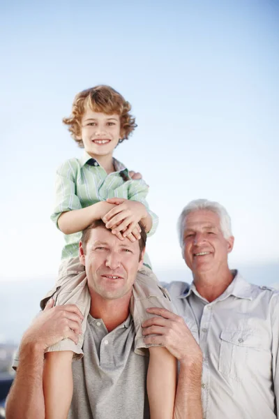 Criar Bien Hijo Retrato Recortado Niño Con Padre Abuelo —  Fotos de Stock