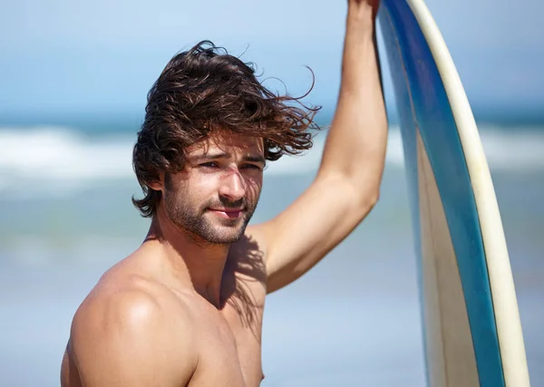 Surfista Sexy Giovanotto Appoggiato Alla Tavola Surf Sulla Spiaggia — Foto Stock
