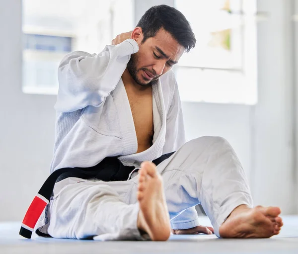 Karate Sportblessure Nekpijn Van Mens Bij Fitnessclub Voor Vechtsport Oefening — Stockfoto