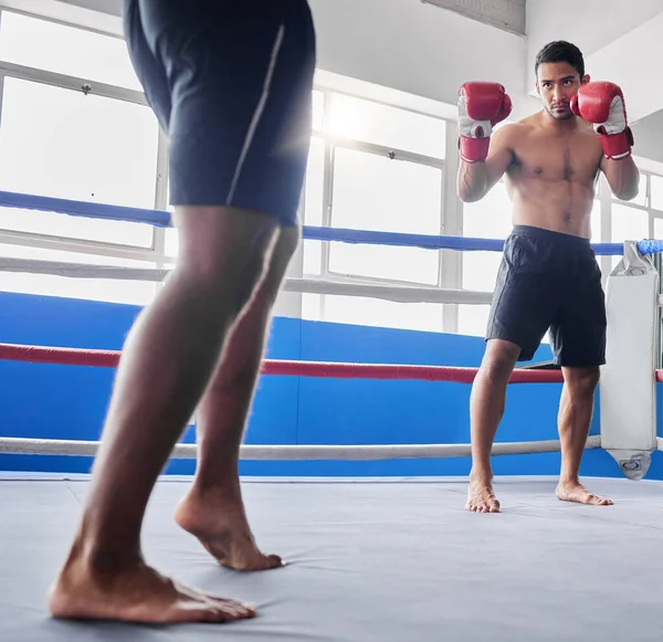 ボクシング スポーツ スポーツクラブでの競争のためのライバルとリングの男性アスリートと戦う 健康施設で一緒に男性の戦闘機とコーチの訓練とジム フィットネスや運動 — ストック写真