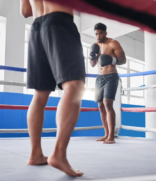 Boks Dövüş Erkekler Kickboks Ring Fitness Eğitimi Antrenman Dövüş Eldivenleriyle — Stok fotoğraf