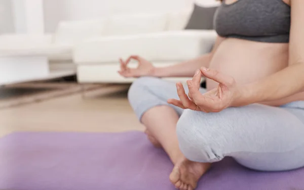 Huzuru Evde Meditasyon Yapan Hamile Bir Kadın — Stok fotoğraf