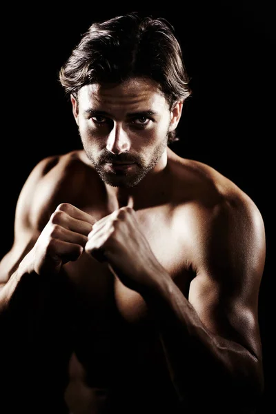 很好的战斗形式 一个肌肉发达的年轻拳击手准备战斗的画像 — 图库照片