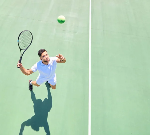 Теннис Макет Служить Спортивным Человеком Играющим Игру Теннисном Корте Outoor — стоковое фото