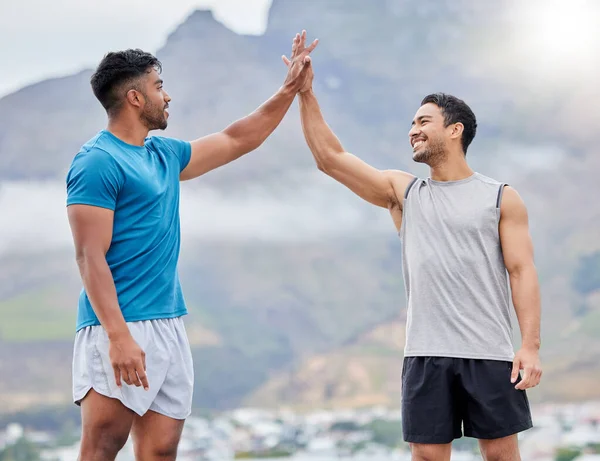 High Five Mann Und Freunde Für Outdoor Fitness Sommer Sport — Stockfoto