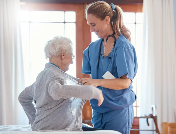 Enfermera Cuidado Salud Mujer Mayor Hogar Ancianos Con Médico Ayudándola — Foto de Stock