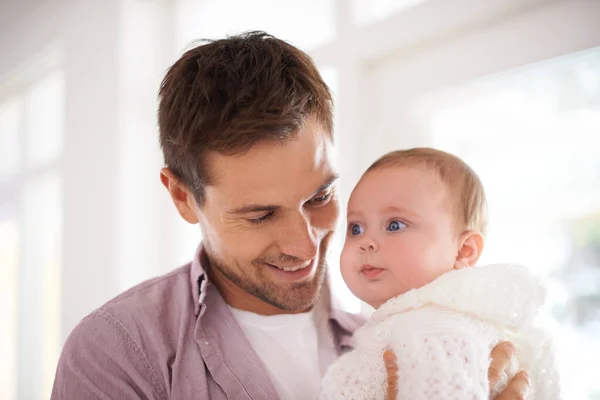 Pai Incrível Orgulhoso Jovem Pai Segurando Sua Adorável Filha Bebê — Fotografia de Stock