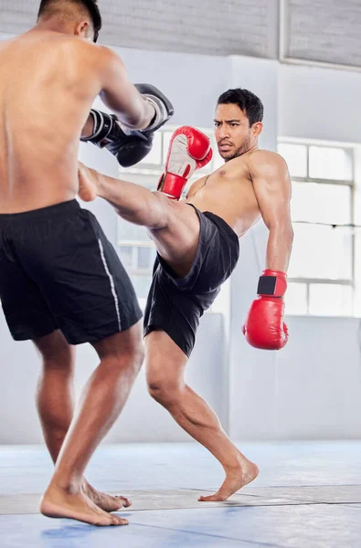 Mma Dövüş Spor Adamı Rakibiyle Spor Salonunda Sağlık Kulübünde Kendini — Stok fotoğraf