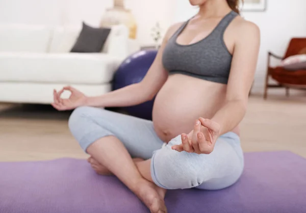 Mükemmel Dengeyi Bulmak Evde Meditasyon Yapan Hamile Bir Kadın — Stok fotoğraf