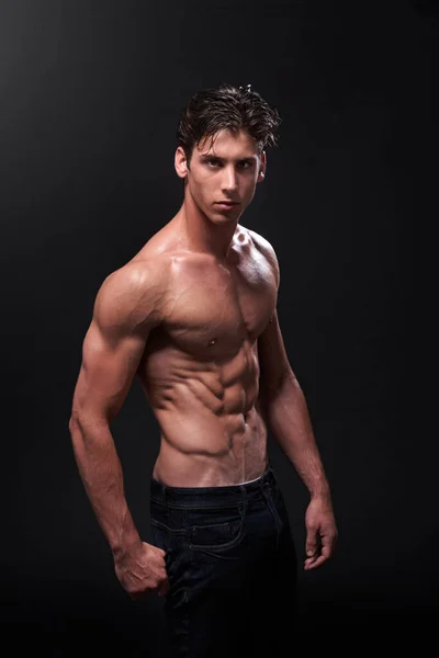 我喜欢我的肌肉又瘦又刻薄 演播室拍摄的是一位年轻英俊的裸胸运动员站在黑色背景下的照片 — 图库照片