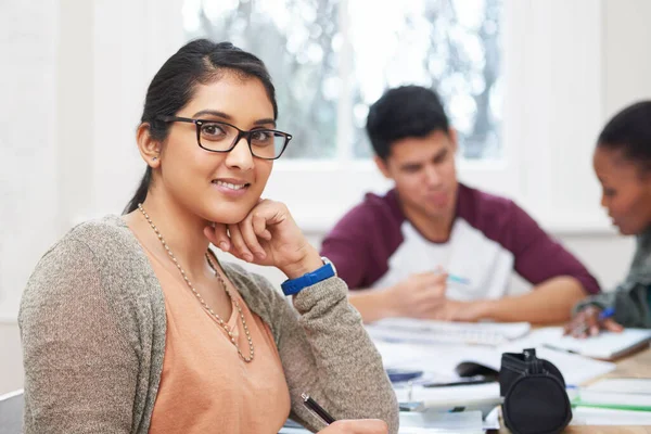 Studiegroep Helpt Met Voorbereiding Van Examens Drie Universitaire Studenten Studeren — Stockfoto