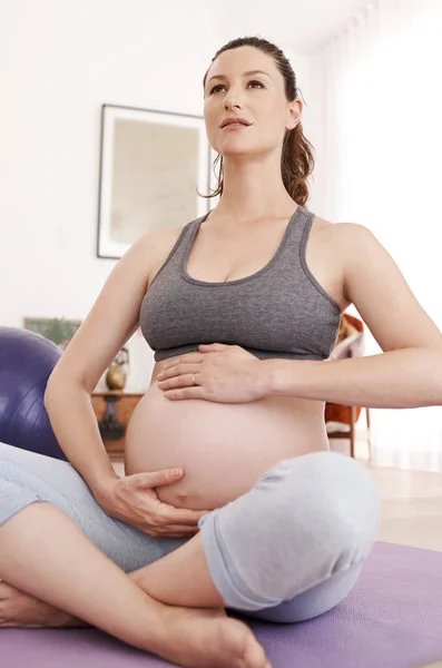 Bebeği Emin Ellerde Evde Egzersiz Yapan Hamile Bir Kadın — Stok fotoğraf