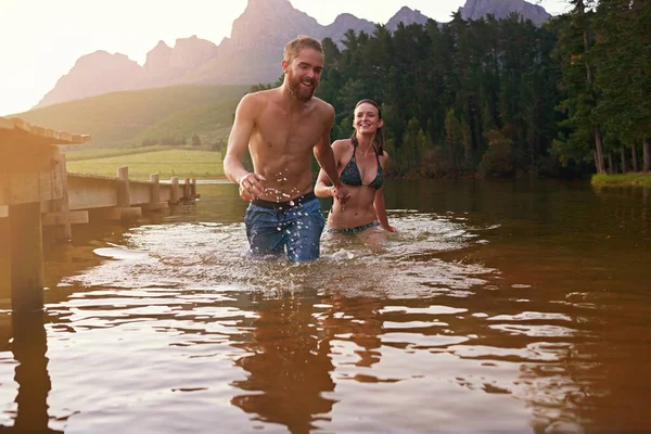 Rindo Salpicando Jovem Casal Afetuoso Desfrutando Mergulho Juntos Lago — Fotografia de Stock