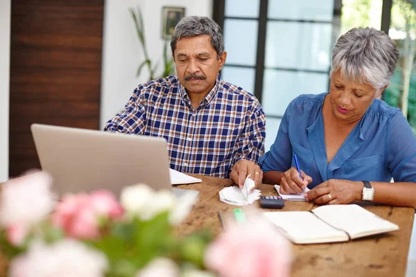Konzentriert Auf Ihre Finanzen Ein Älteres Ehepaar Das Hause Gemeinsam — Stockfoto