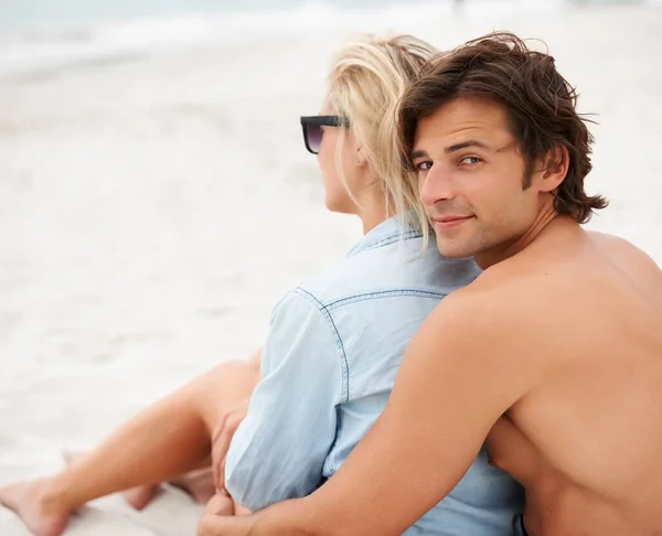 自然はすべての自然の愛を刺激します 愛する若いカップルがビーチで愛情を持って — ストック写真