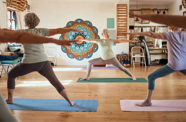 Seniorinnen Meditation Und Yoga Kurs Einem Fitnessstudio Während Sie Eine — Stockfoto