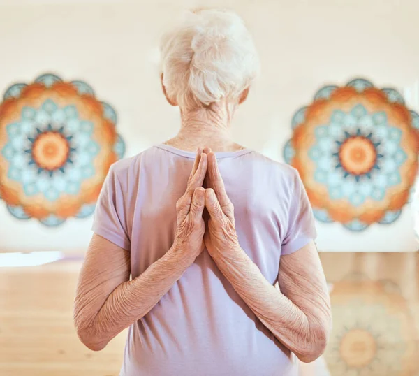Äldre Kvinna Pose För Yoga Flexibilitet Och Fitness Studio Händer — Stockfoto