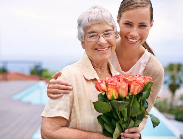 Appreciating All Shes Done Young Woman Giving Her Mother Bunch — Stock Photo, Image