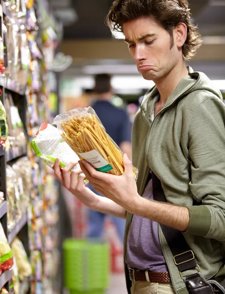 Cuál Diferencia Joven Con Dos Productos Sus Manos Supermercado —  Fotos de Stock