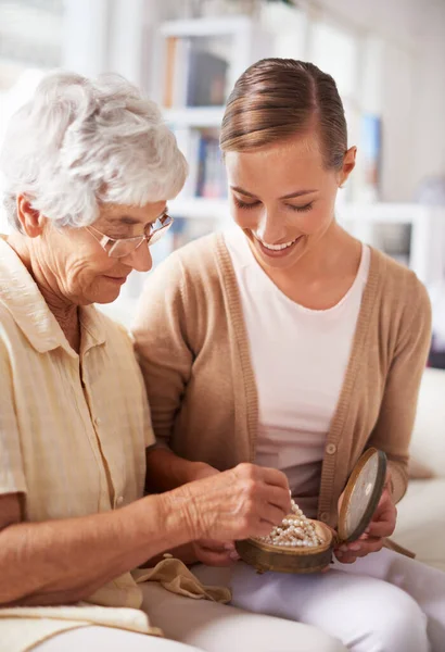 Esto Estado Nuestra Familia Durante Generaciones Una Mujer Mayor Dando — Foto de Stock