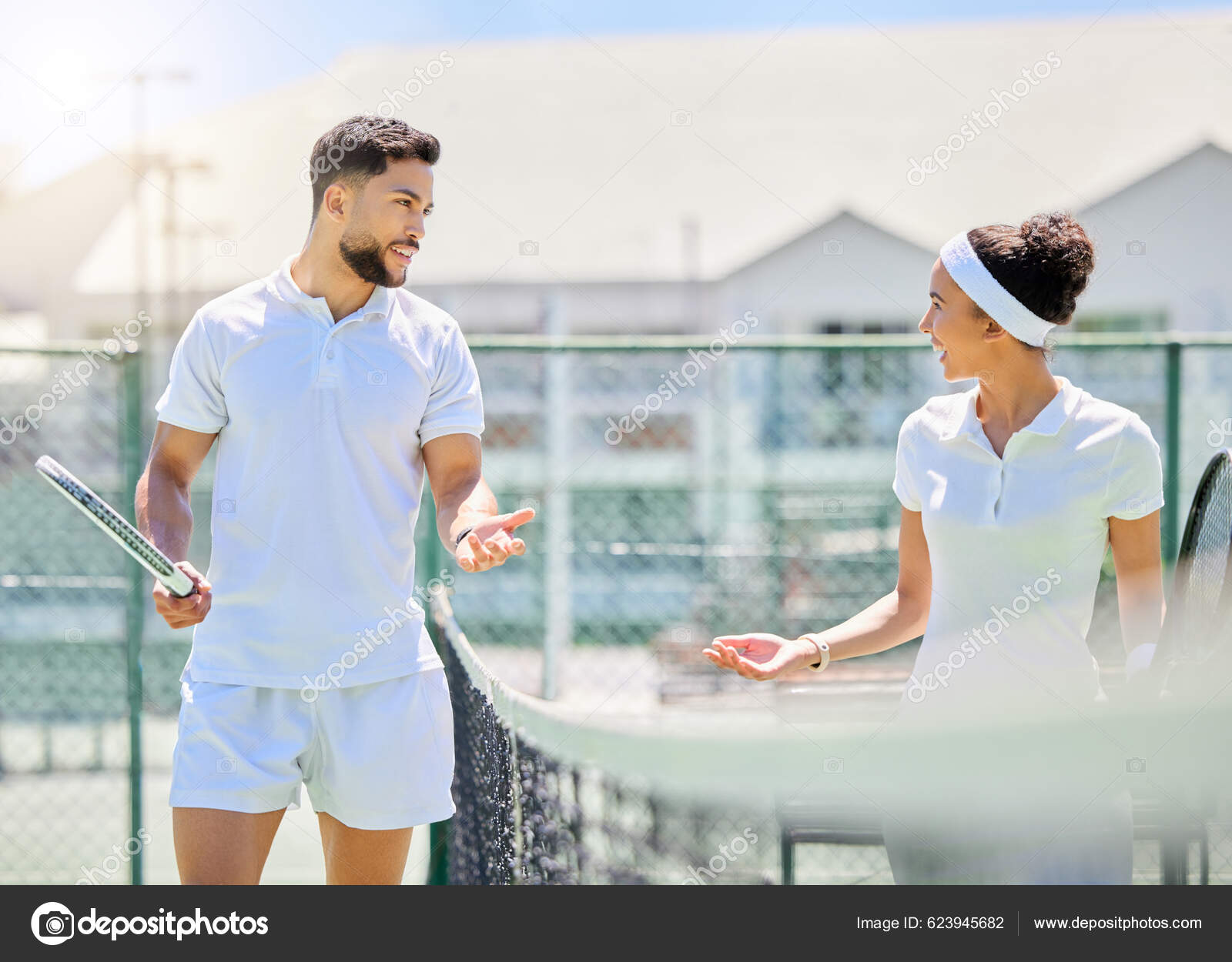 Equipe masculina e retrato em uma quadra de tênis para competição