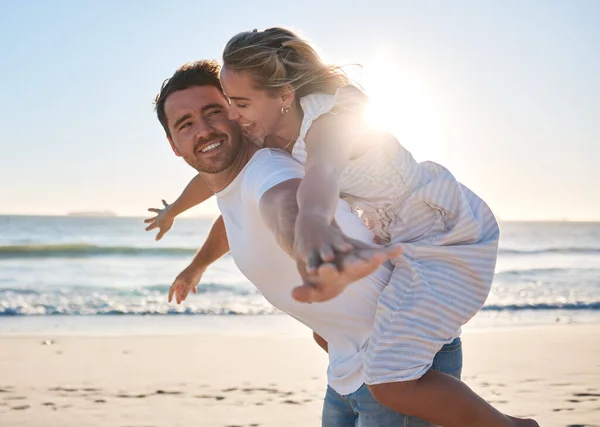부부와 피기백 야외에서 여름휴가를 즐기기 해변을 걷는다 웃으면서 여자를 바다를 — 스톡 사진