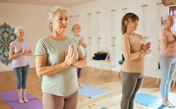 Yoga Meditation Och Fitness Med Äldre Kvinna Träningsklass För Holistisk — Stockfoto